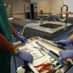 Restos humanos en contenedores: cómo trabajan los médicos forenses ante estos hallazgos