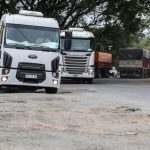 Cosecha gruesa: en estos días llegan a la región 6 mil camiones, pero “en las rutas es imposible andar”