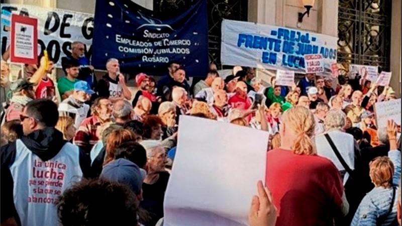 Fuerte reclamo de jubilados de Rosario en la plaza San Martín junto a organizaciones sociales