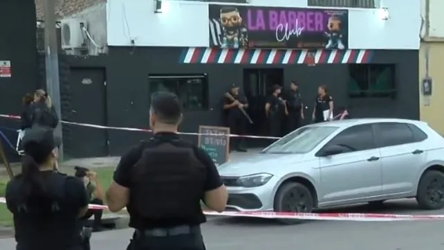 Crimen en Las Flores Este: identifican al hombre asesinado cuando se cortaba el pelo en una barbería