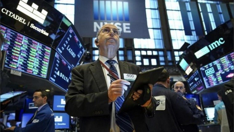 Datos económicos del día: el dólar saltó, las Bolsas se hundieron, los granos zafaron y ¿los inversores a dónde fueron?